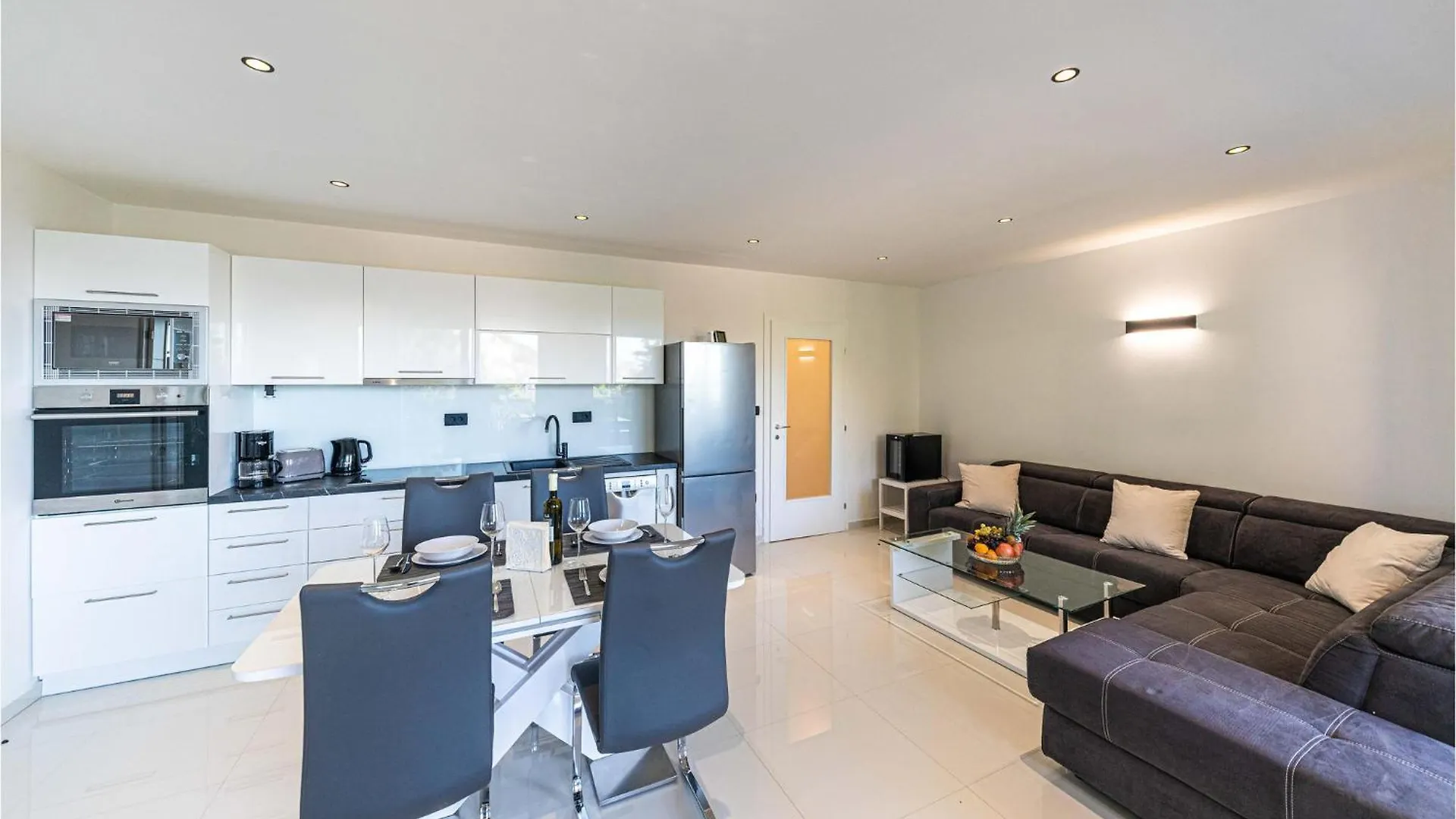 Beautiful Apartment In Seget Donji With Kitchen 트로기르