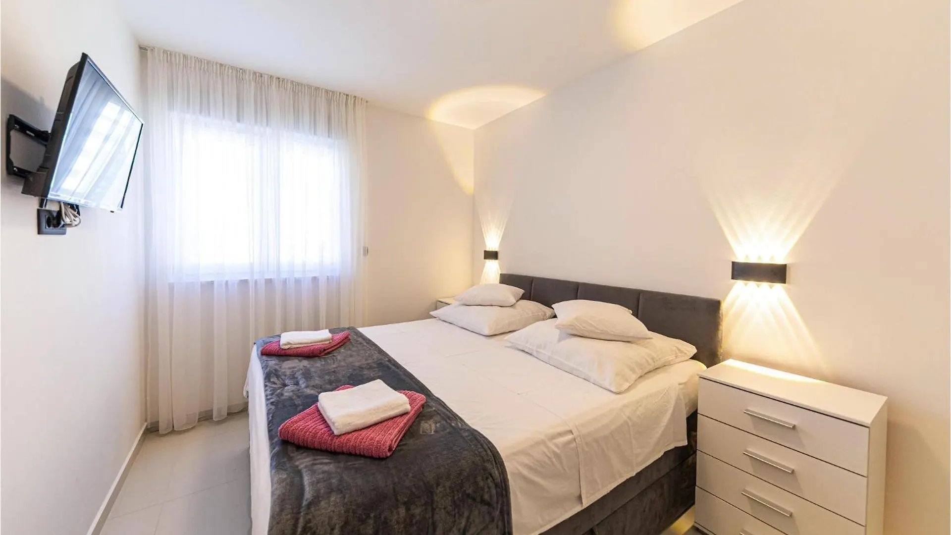 Beautiful Apartment In Seget Donji With Kitchen 트로기르