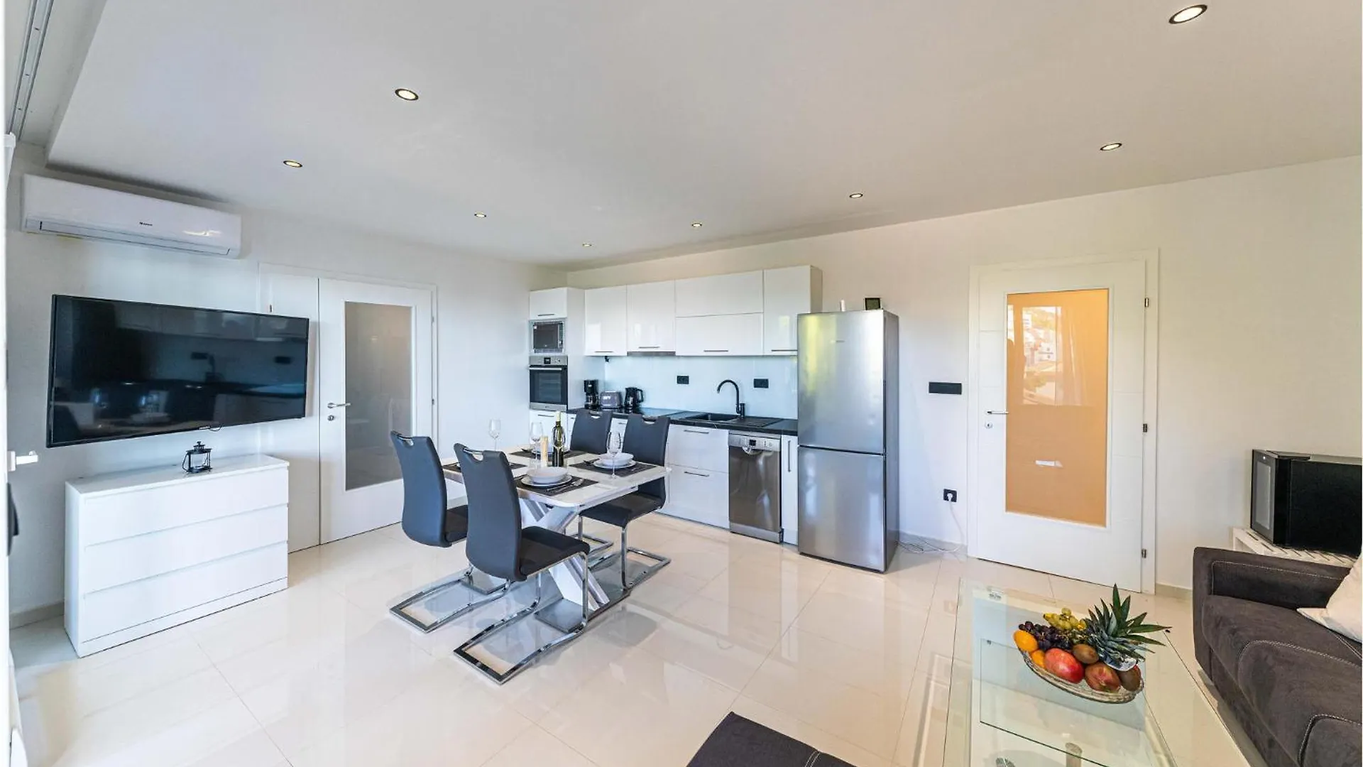 Beautiful Apartment In Seget Donji With Kitchen 트로기르