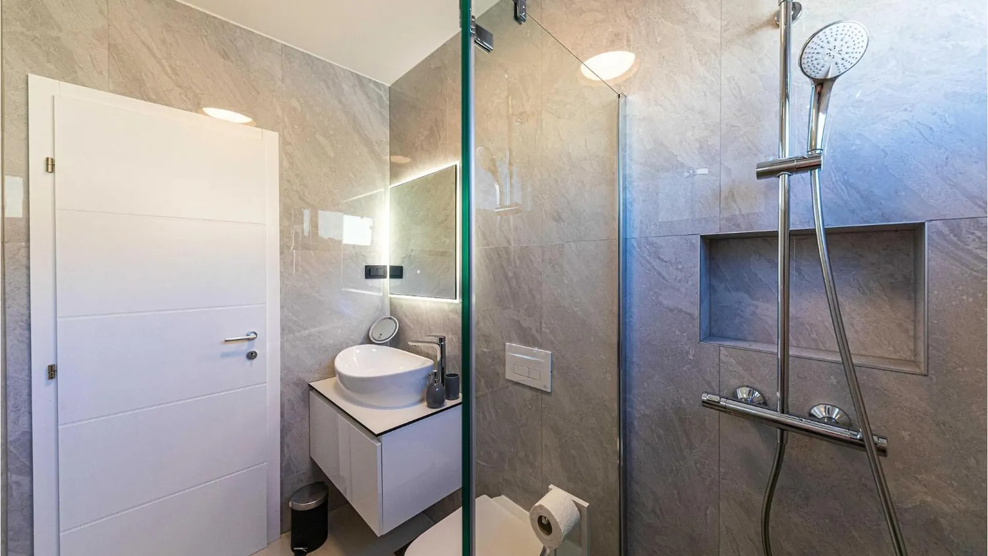 Beautiful Apartment In Seget Donji With Kitchen 트로기르